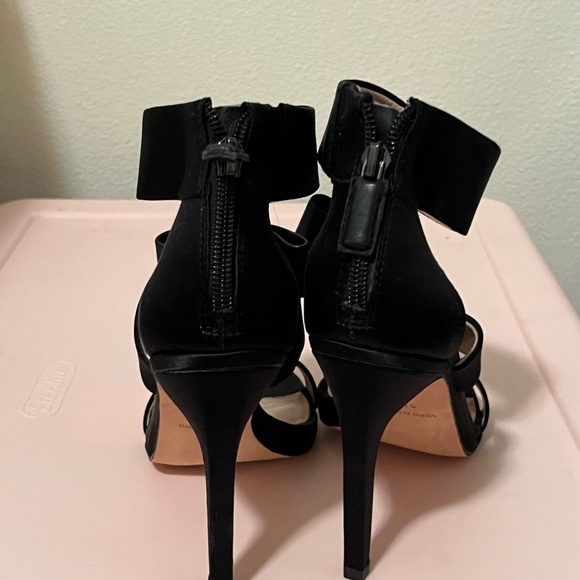 BCBG Bow Heels - Picture 4 of 5